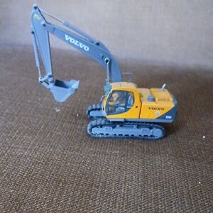 1:87 HO scale Volvo Excavator  - Yellow and Gray